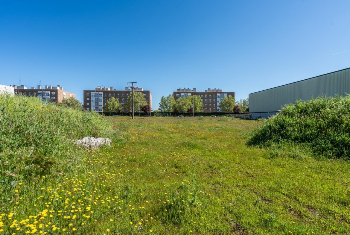 ¡OPORTUNIDAD INVERSORES Y EMPRESAS! Parcela Urbana de 2.627 m² Frente al Núcleo Urbano Ubicación pri