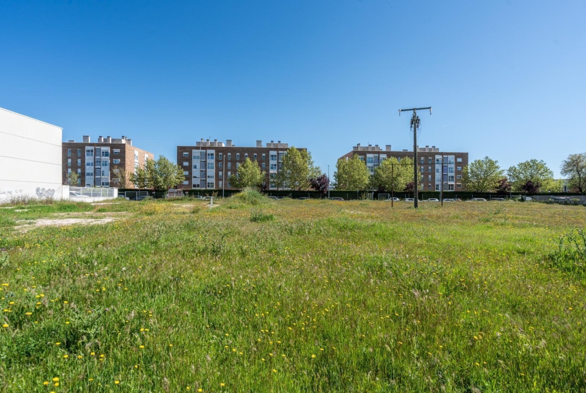 ¡OPORTUNIDAD INVERSORES Y EMPRESAS! Parcela Urbana de 2.627 m² Frente al Núcleo Urbano Ubicación pri