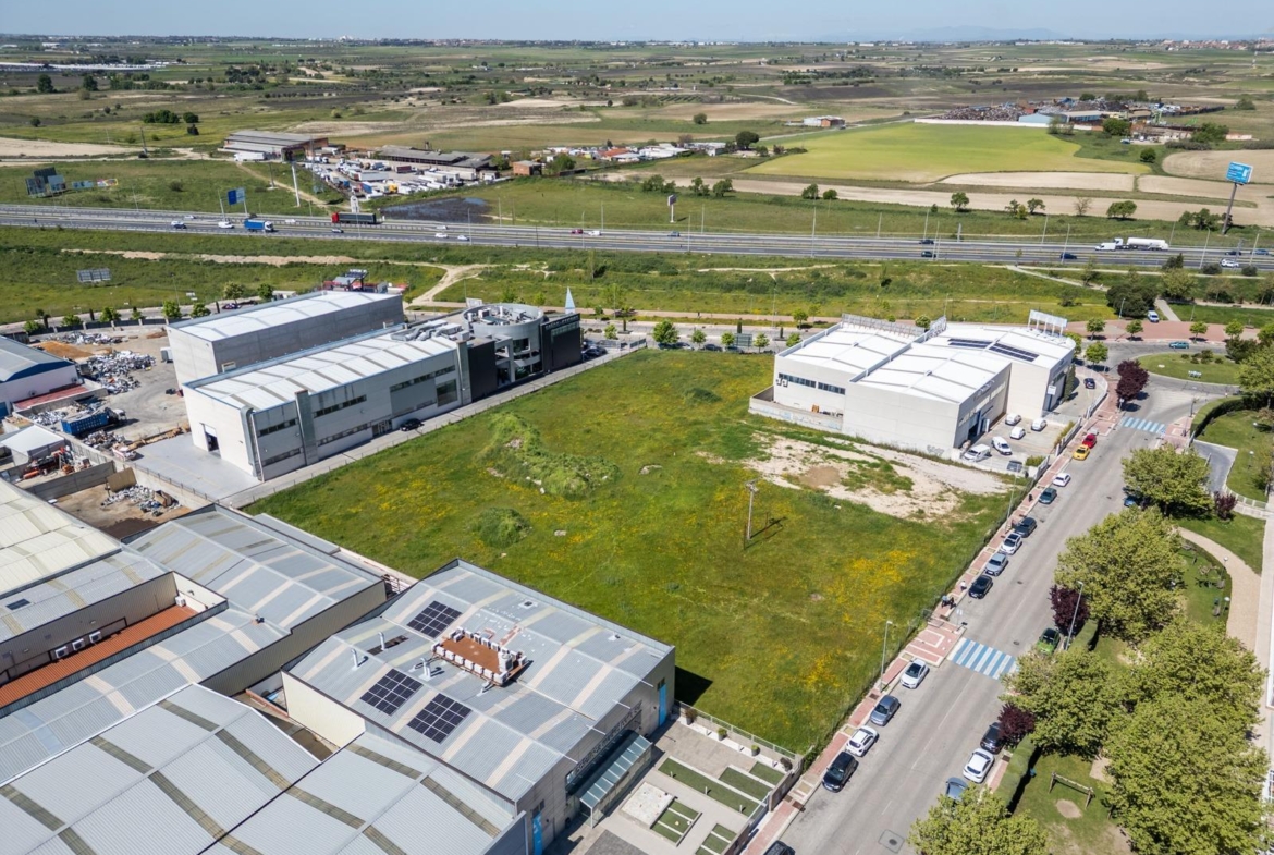 ¡OPORTUNIDAD INVERSORES Y EMPRESAS! Parcela Urbana de 2.627 m² Frente al Núcleo Urbano Ubicación pri