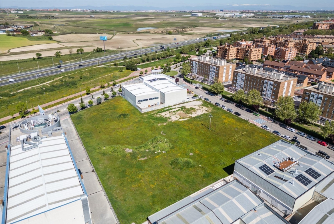 ¡OPORTUNIDAD INVERSORES Y EMPRESAS! Parcela Urbana de 2.627 m² Frente al Núcleo Urbano Ubicación pri