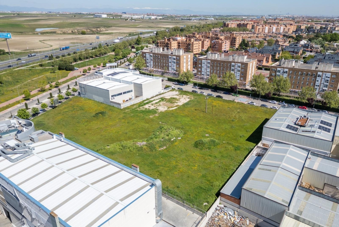 ¡OPORTUNIDAD INVERSORES Y EMPRESAS! Parcela Urbana de 2.627 m² Frente al Núcleo Urbano Ubicación pri