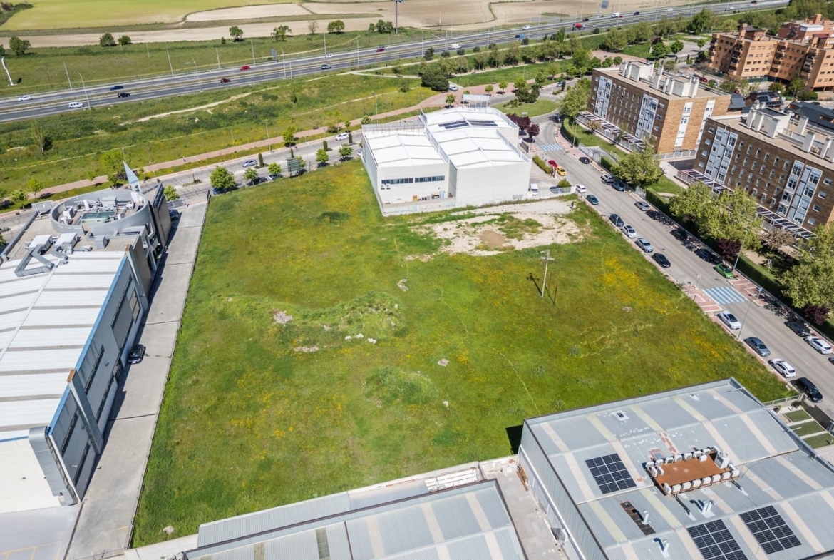 ¡OPORTUNIDAD INVERSORES Y EMPRESAS! Parcela Urbana de 2.627 m² Frente al Núcleo Urbano Ubicación pri