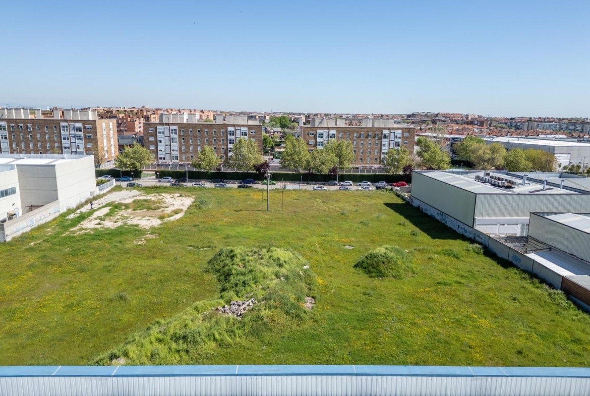 ¡OPORTUNIDAD INVERSORES Y EMPRESAS! Parcela Urbana de 2.627 m² Frente al Núcleo Urbano Ubicación pri