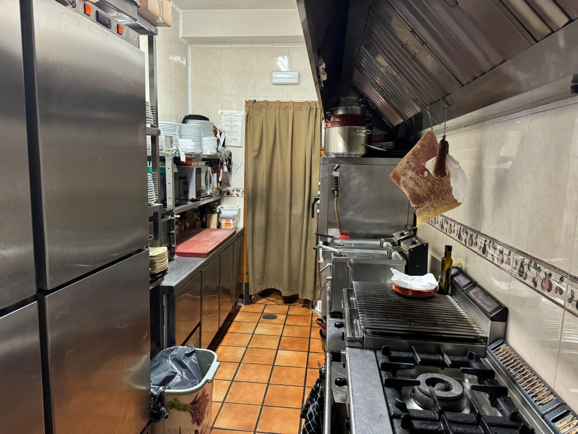 43-13 ^**^EN VENTA RESTAURANTE EN PLENO FUNCIONAMIENTO EN LANZAHITA^**^ Se pone a la venta, por motivo de jubilación, un restaurante en pleno rendimiento y con una sólida trayectoria. El local cuenta con