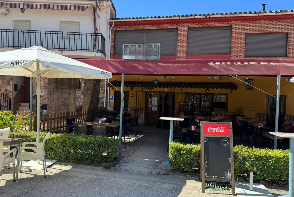 ^**^EN VENTA RESTAURANTE EN PLENO FUNCIONAMIENTO EN LANZAHITA^**^  Se pone a la venta, por motivo de jubilación, un restaurante en pleno rendimiento y con una sólida trayectoria. El local cuenta con