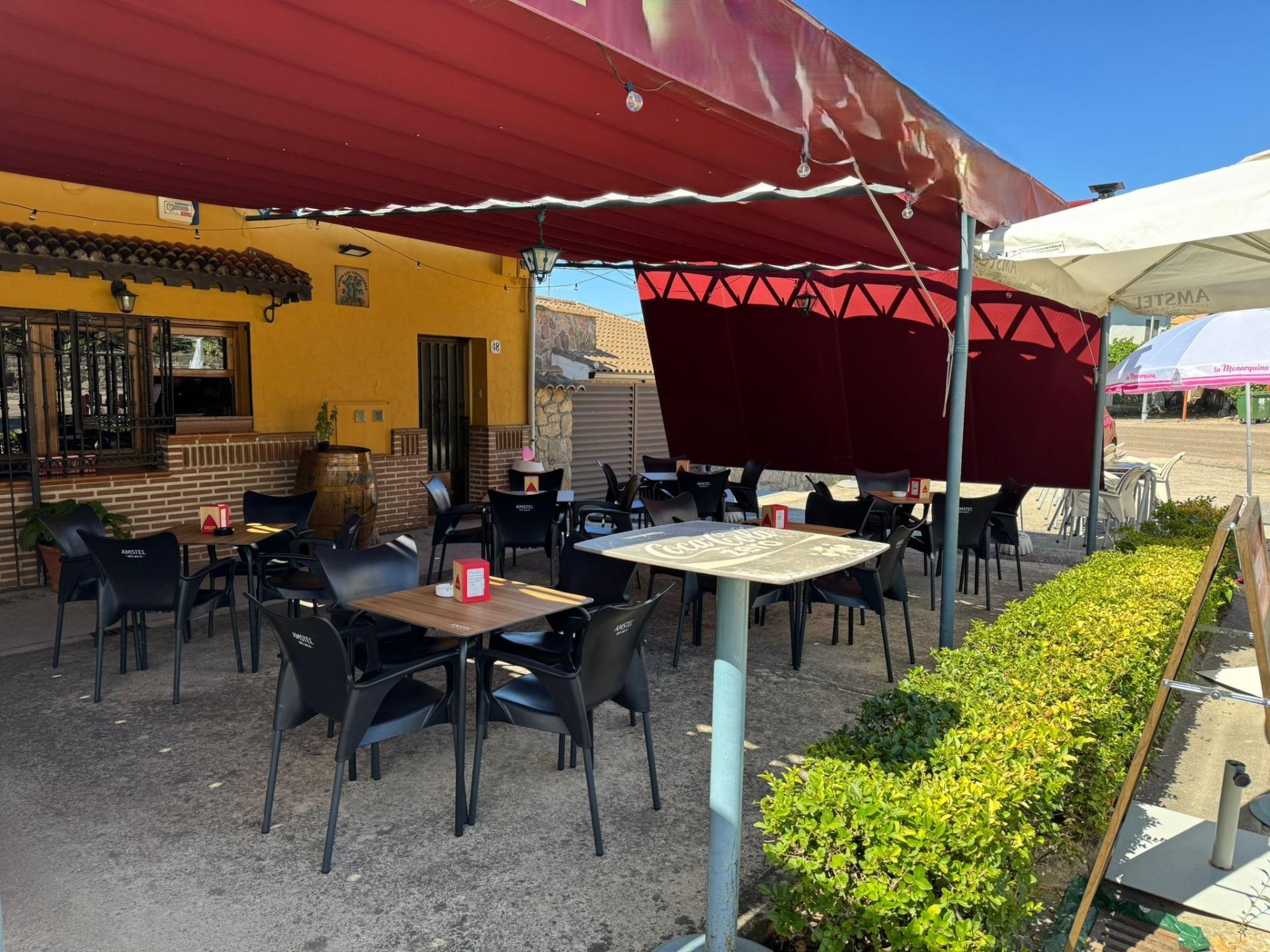 43-2 ^**^EN VENTA RESTAURANTE EN PLENO FUNCIONAMIENTO EN LANZAHITA^**^ Se pone a la venta, por motivo de jubilación, un restaurante en pleno rendimiento y con una sólida trayectoria. El local cuenta con