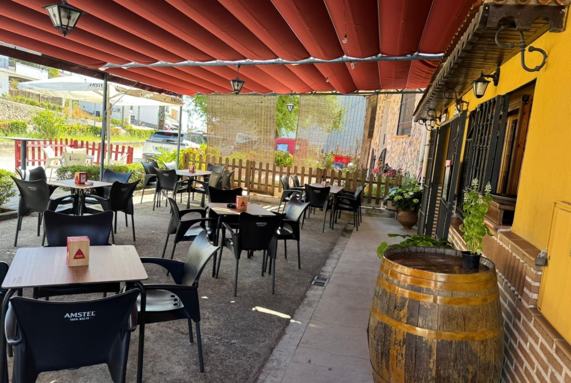 ^**^EN VENTA RESTAURANTE EN PLENO FUNCIONAMIENTO EN LANZAHITA^**^  Se pone a la venta, por motivo de jubilación, un restaurante en pleno rendimiento y con una sólida trayectoria. El local cuenta con