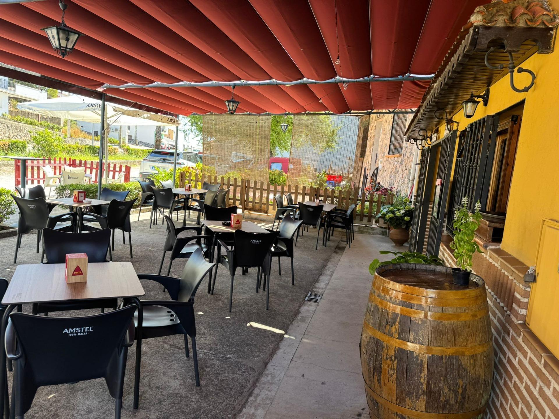 43-7 ^**^EN VENTA RESTAURANTE EN PLENO FUNCIONAMIENTO EN LANZAHITA^**^ Se pone a la venta, por motivo de jubilación, un restaurante en pleno rendimiento y con una sólida trayectoria. El local cuenta con
