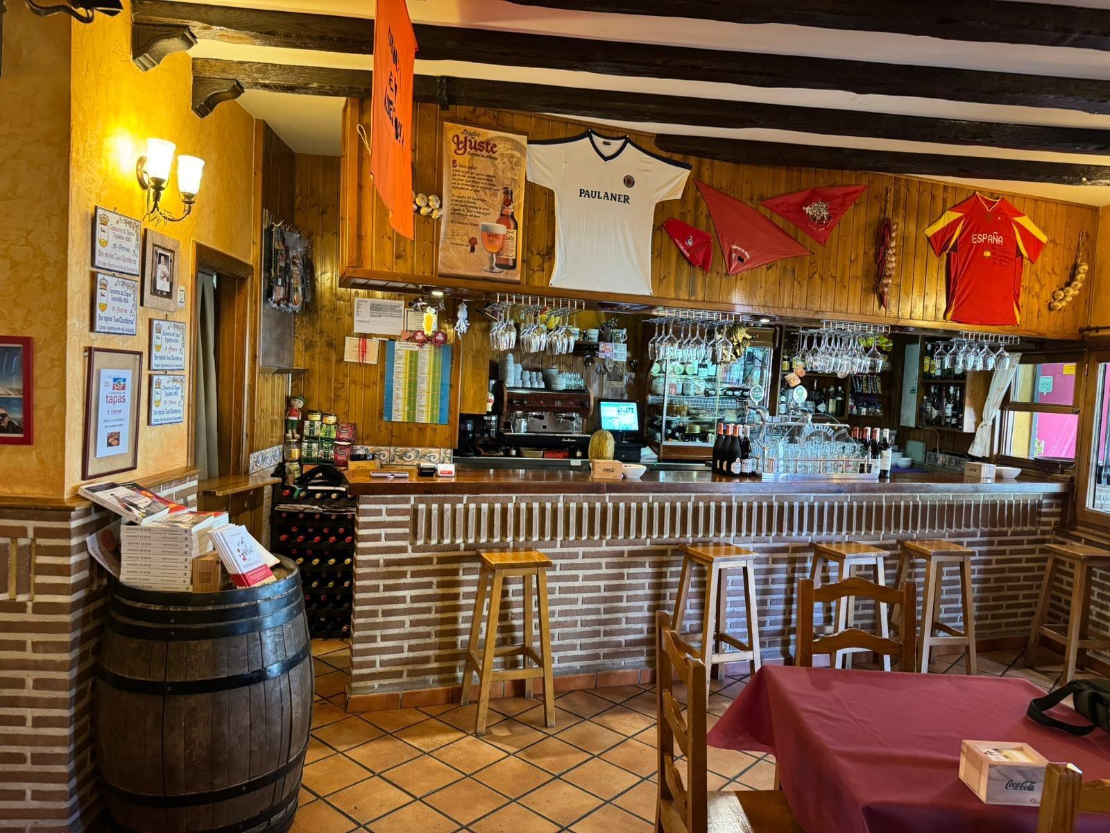 43-8 ^**^EN VENTA RESTAURANTE EN PLENO FUNCIONAMIENTO EN LANZAHITA^**^ Se pone a la venta, por motivo de jubilación, un restaurante en pleno rendimiento y con una sólida trayectoria. El local cuenta con