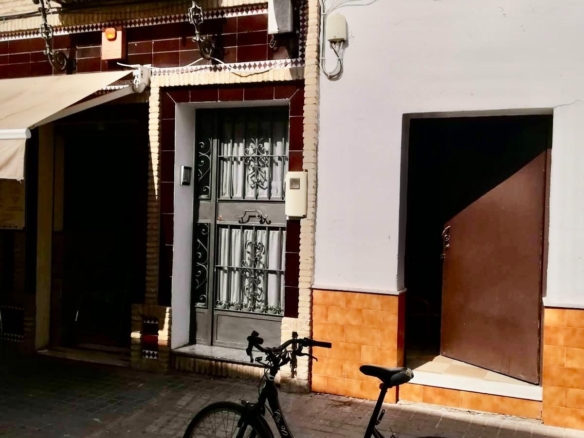 CASA CON PISCINA EN EL CENTRO DE TOCINA (SEVILLA)