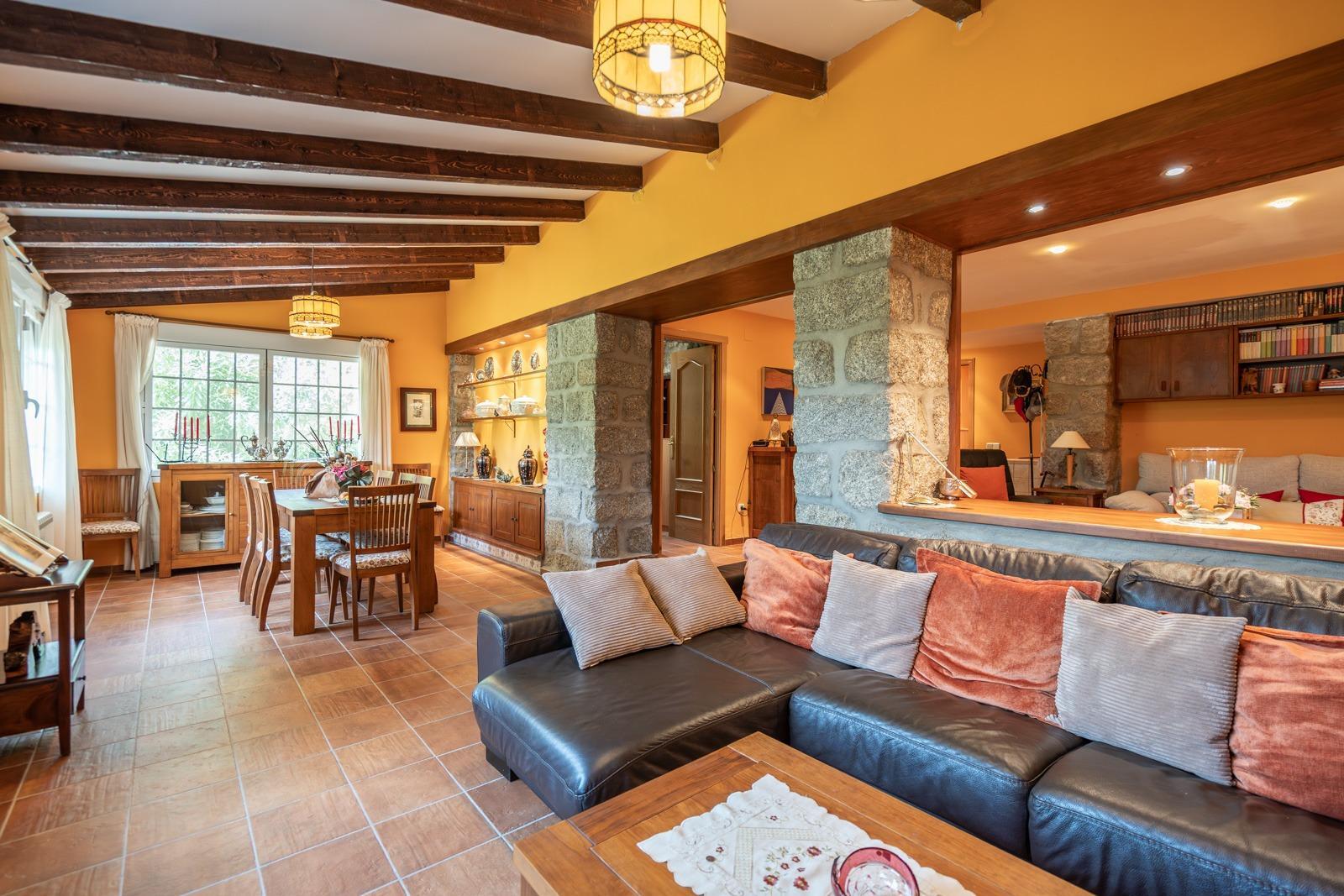 LA CASA DEL LAGO  CHALET EXCLUSIVO CON ACCESO DIRECTO AL PANTANO DEL BURGUILLO Y VISTAS ÚNICAS