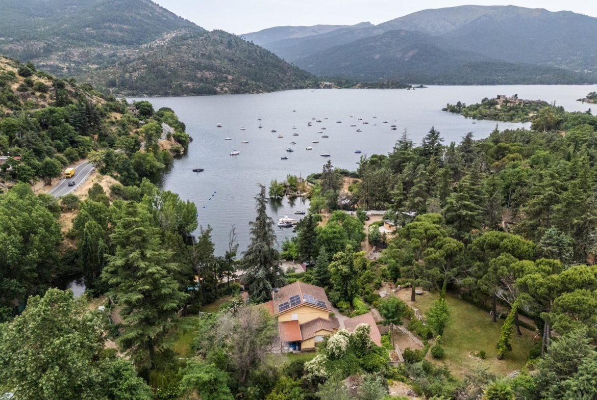 LA CASA DEL LAGO  CHALET EXCLUSIVO CON ACCESO DIRECTO AL PANTANO DEL BURGUILLO Y VISTAS ÚNICAS