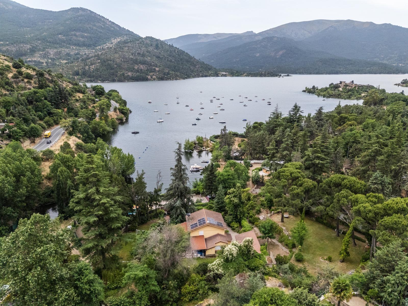 LA CASA DEL LAGO  CHALET EXCLUSIVO CON ACCESO DIRECTO AL PANTANO DEL BURGUILLO Y VISTAS ÚNICAS