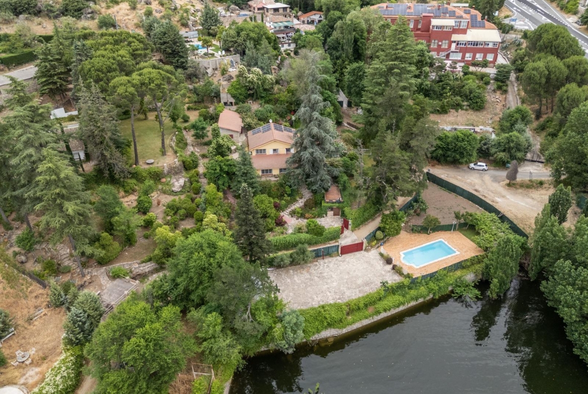 LA CASA DEL LAGO  CHALET EXCLUSIVO CON ACCESO DIRECTO AL PANTANO DEL BURGUILLO Y VISTAS ÚNICAS