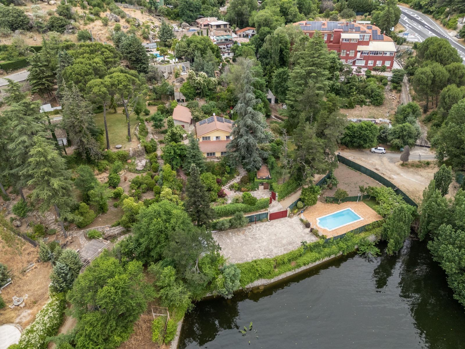 LA CASA DEL LAGO  CHALET EXCLUSIVO CON ACCESO DIRECTO AL PANTANO DEL BURGUILLO Y VISTAS ÚNICAS