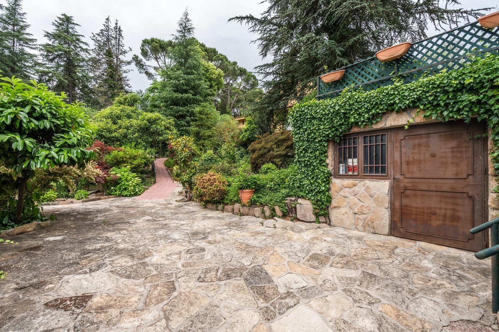 LA CASA DEL LAGO  CHALET EXCLUSIVO CON ACCESO DIRECTO AL PANTANO DEL BURGUILLO Y VISTAS ÚNICAS