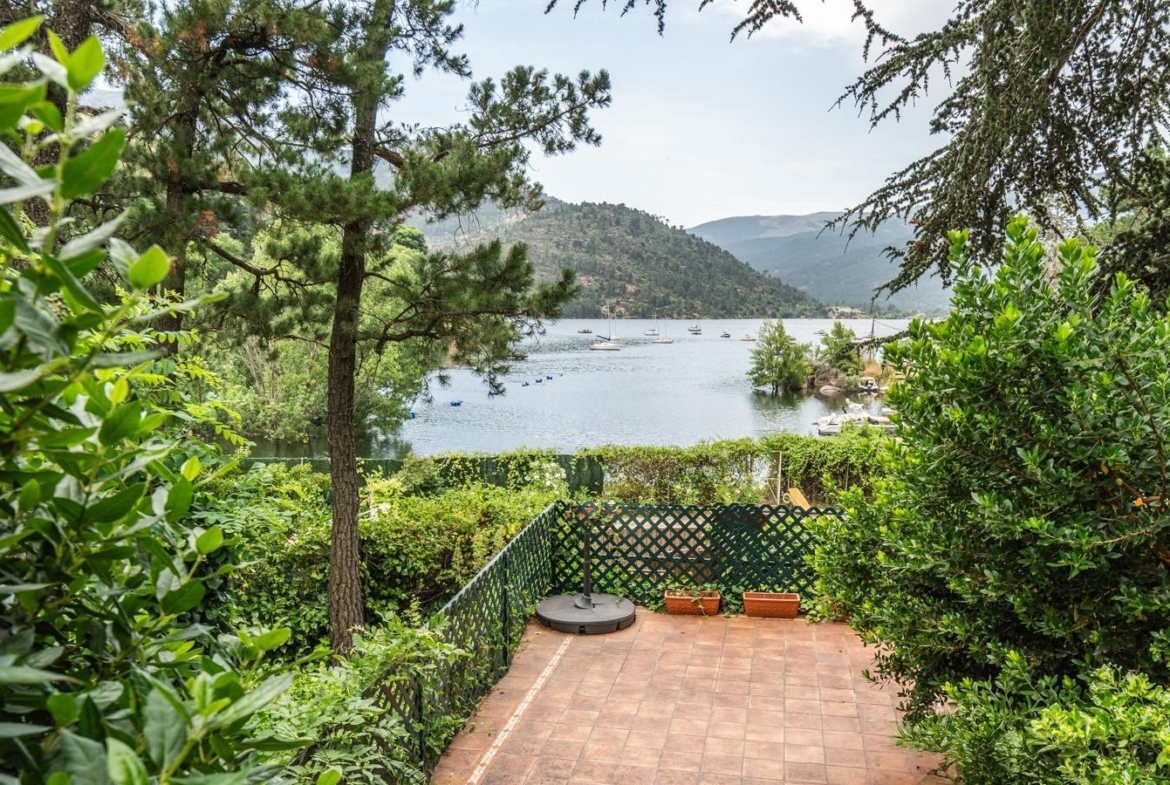 LA CASA DEL LAGO  CHALET EXCLUSIVO CON ACCESO DIRECTO AL PANTANO DEL BURGUILLO Y VISTAS ÚNICAS