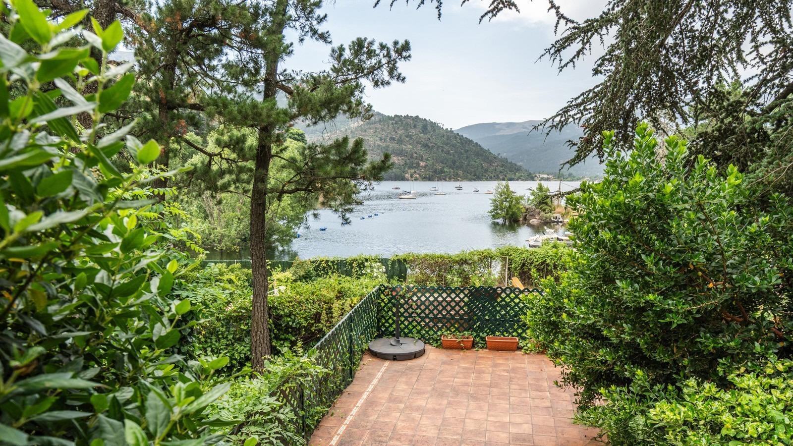 LA CASA DEL LAGO  CHALET EXCLUSIVO CON ACCESO DIRECTO AL PANTANO DEL BURGUILLO Y VISTAS ÚNICAS