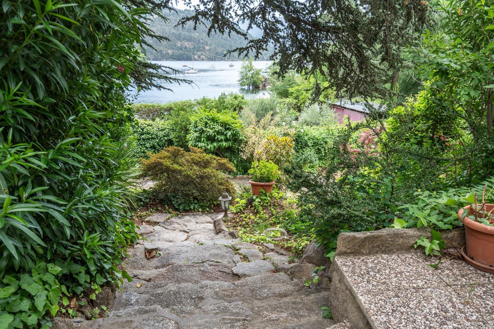 LA CASA DEL LAGO  CHALET EXCLUSIVO CON ACCESO DIRECTO AL PANTANO DEL BURGUILLO Y VISTAS ÚNICAS
