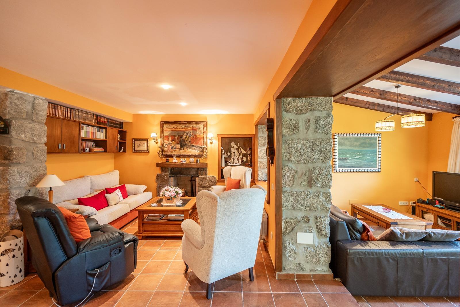 LA CASA DEL LAGO  CHALET EXCLUSIVO CON ACCESO DIRECTO AL PANTANO DEL BURGUILLO Y VISTAS ÚNICAS