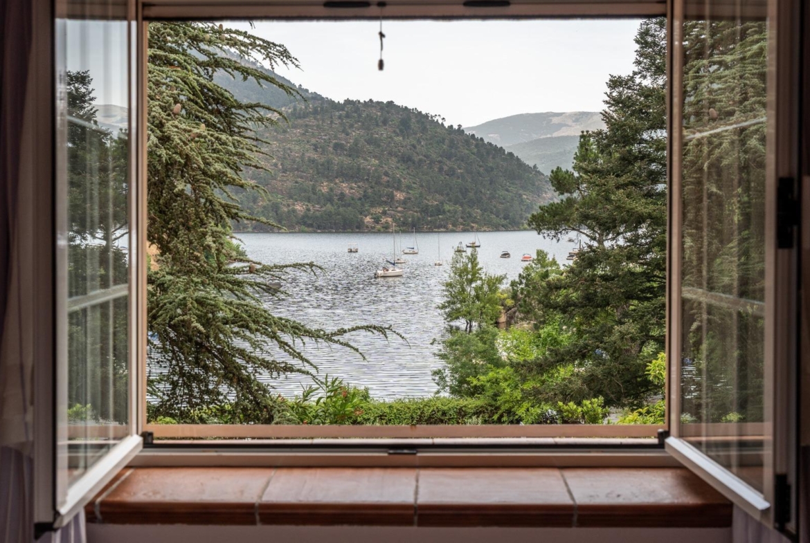 LA CASA DEL LAGO  CHALET EXCLUSIVO CON ACCESO DIRECTO AL PANTANO DEL BURGUILLO Y VISTAS ÚNICAS
