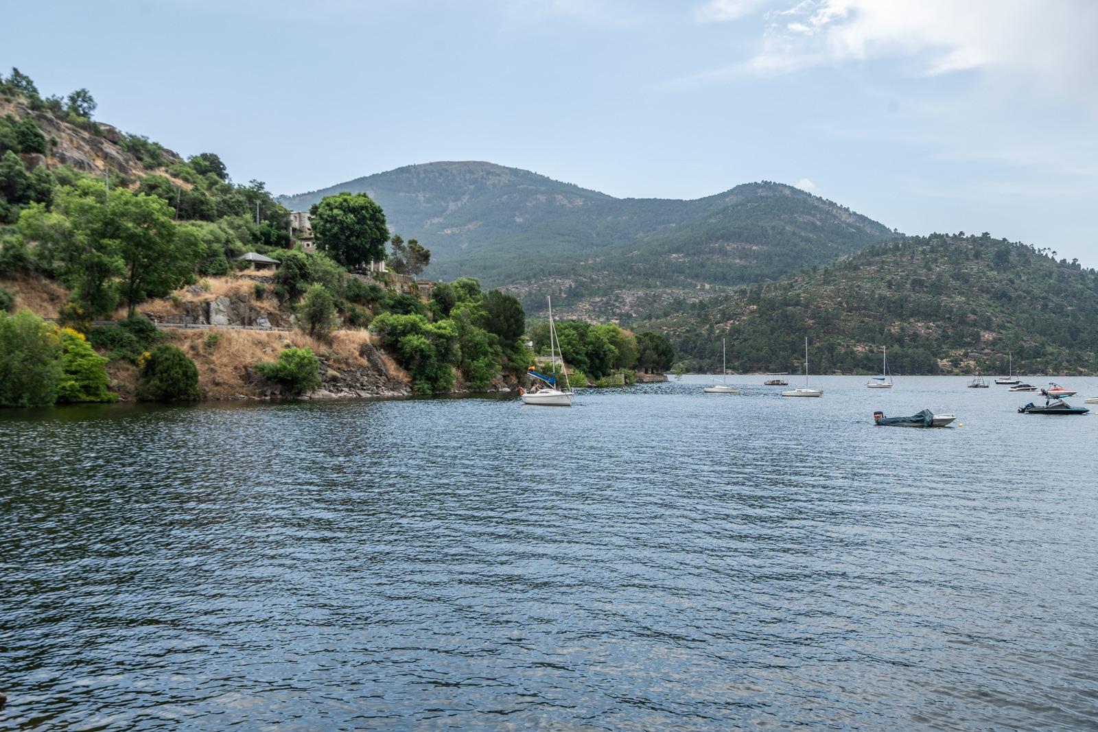 LA CASA DEL LAGO  CHALET EXCLUSIVO CON ACCESO DIRECTO AL PANTANO DEL BURGUILLO Y VISTAS ÚNICAS