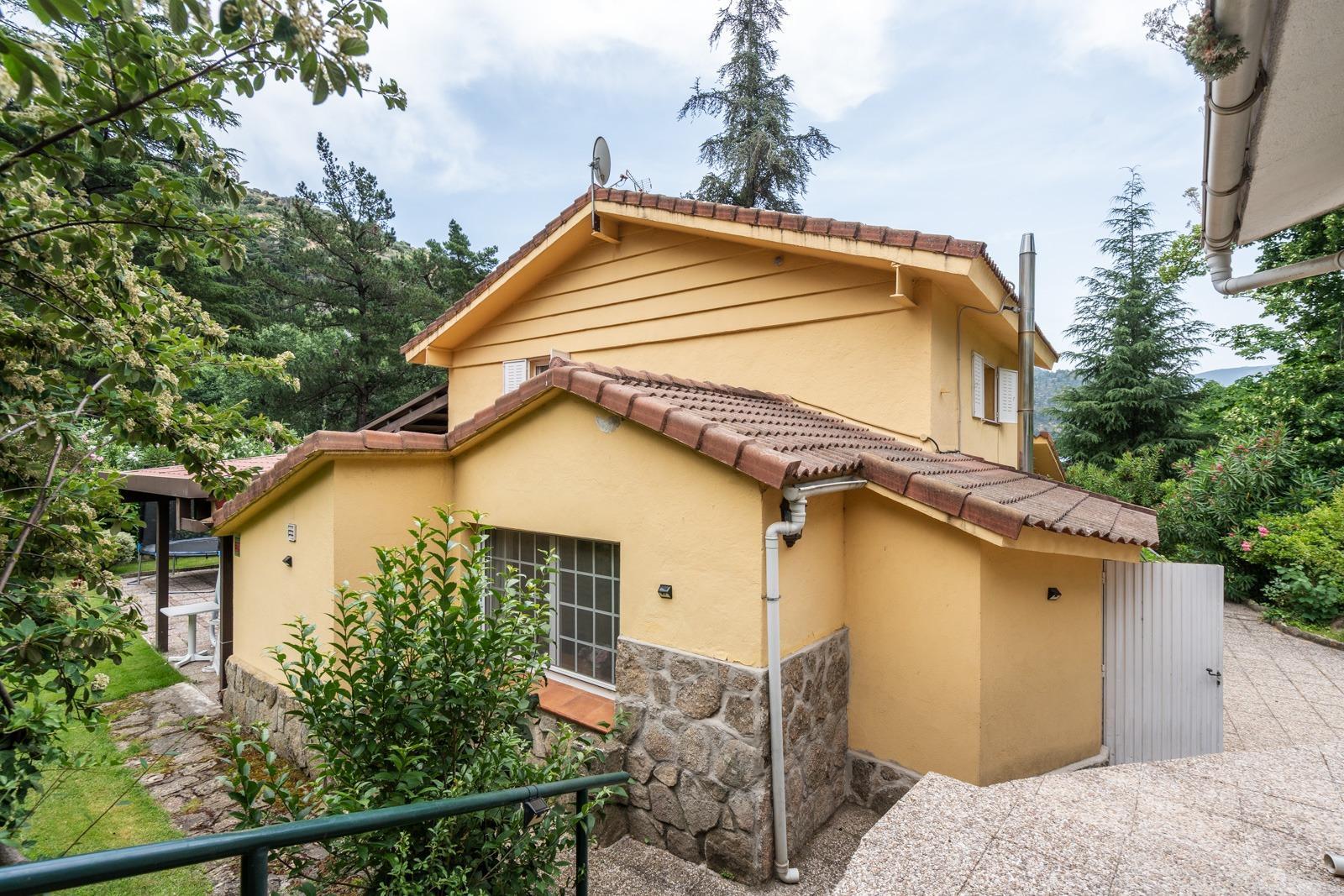 LA CASA DEL LAGO  CHALET EXCLUSIVO CON ACCESO DIRECTO AL PANTANO DEL BURGUILLO Y VISTAS ÚNICAS