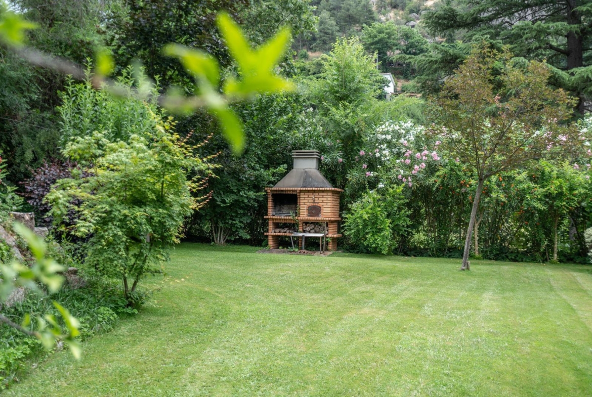 LA CASA DEL LAGO  CHALET EXCLUSIVO CON ACCESO DIRECTO AL PANTANO DEL BURGUILLO Y VISTAS ÚNICAS