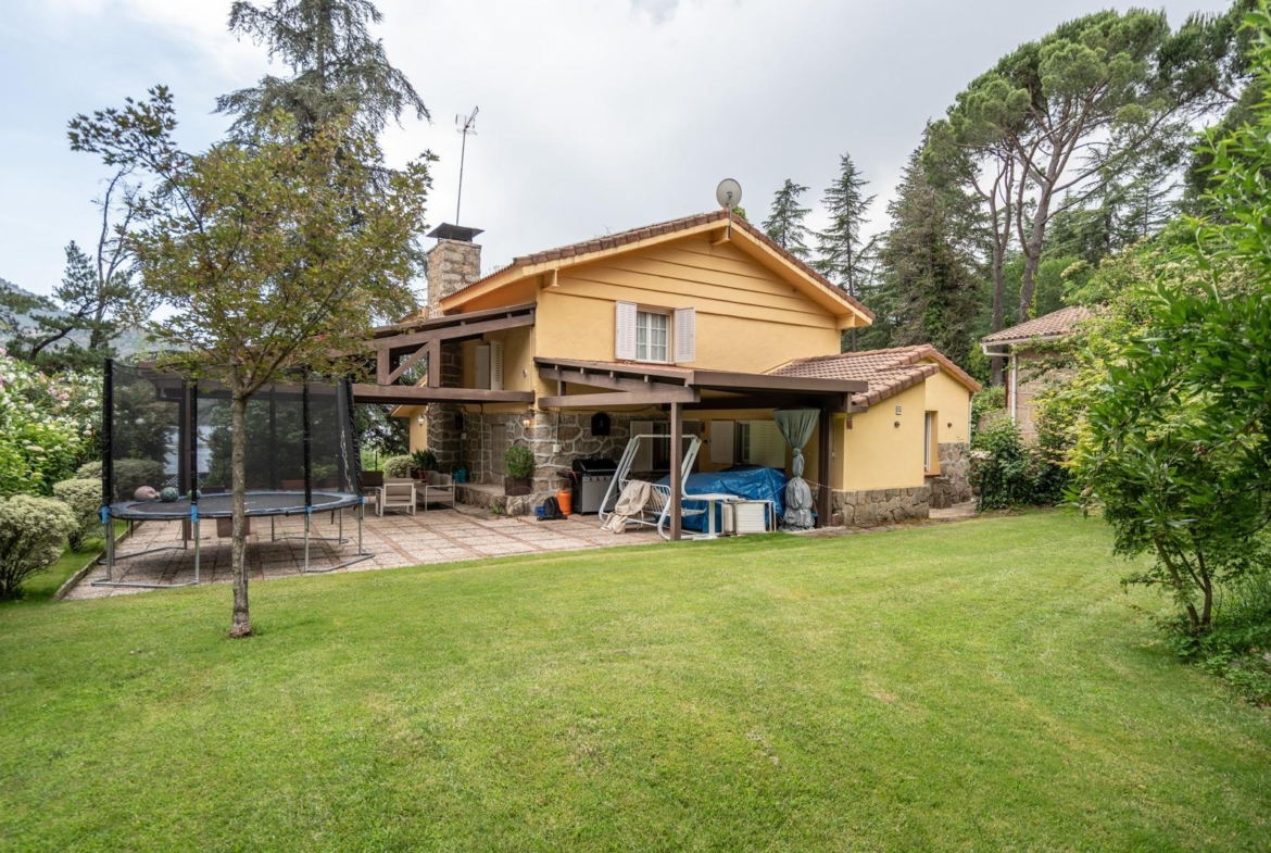 LA CASA DEL LAGO  CHALET EXCLUSIVO CON ACCESO DIRECTO AL PANTANO DEL BURGUILLO Y VISTAS ÚNICAS