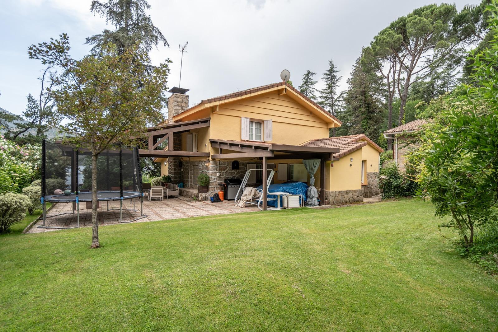 LA CASA DEL LAGO  CHALET EXCLUSIVO CON ACCESO DIRECTO AL PANTANO DEL BURGUILLO Y VISTAS ÚNICAS