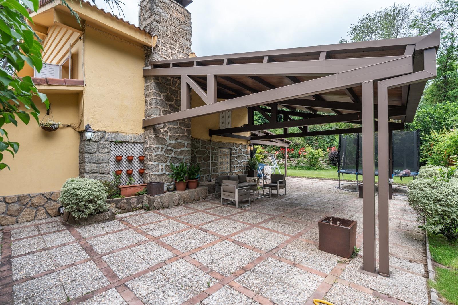 LA CASA DEL LAGO  CHALET EXCLUSIVO CON ACCESO DIRECTO AL PANTANO DEL BURGUILLO Y VISTAS ÚNICAS