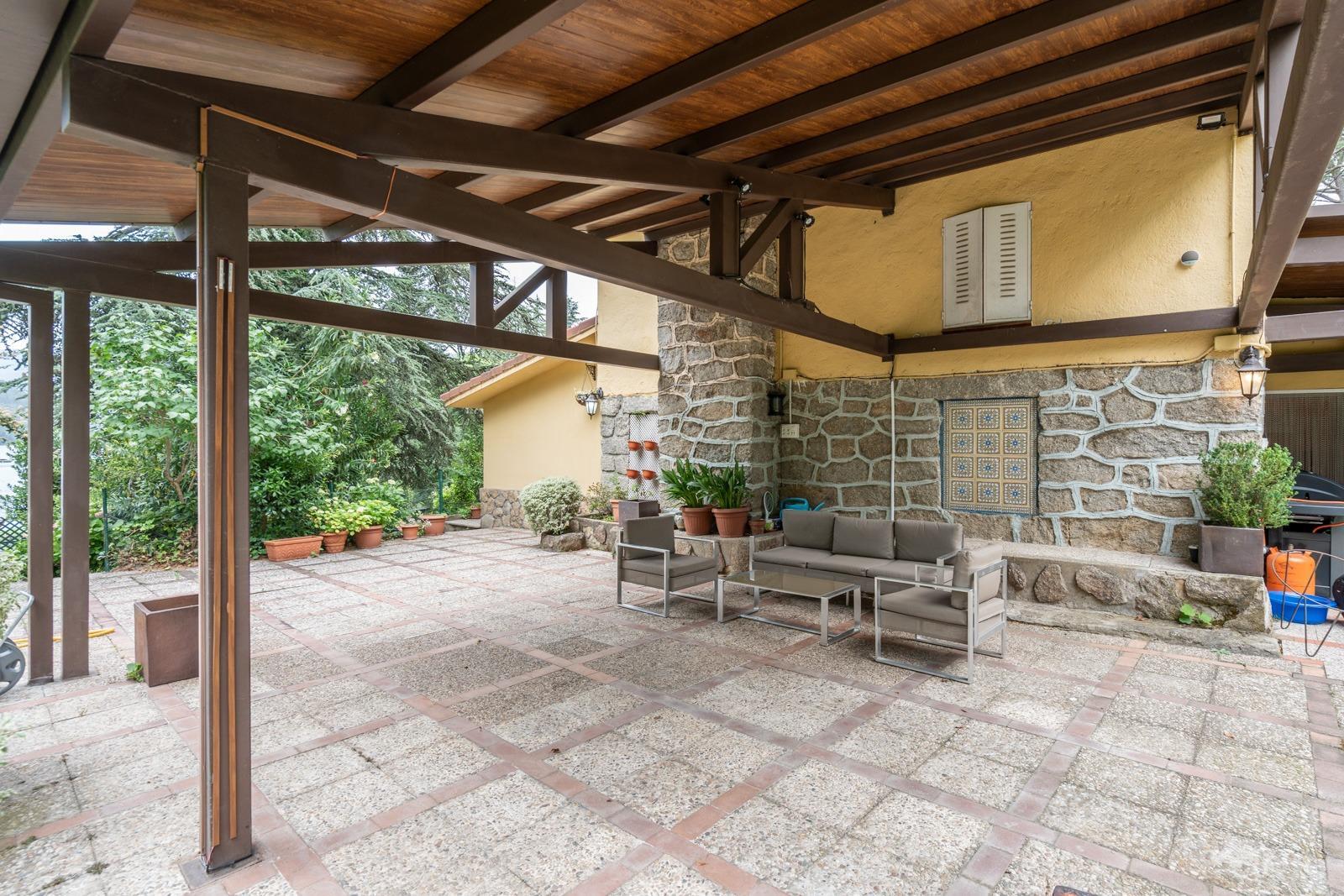 LA CASA DEL LAGO  CHALET EXCLUSIVO CON ACCESO DIRECTO AL PANTANO DEL BURGUILLO Y VISTAS ÚNICAS
