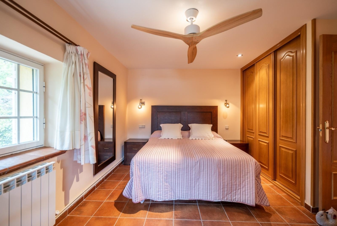 LA CASA DEL LAGO  CHALET EXCLUSIVO CON ACCESO DIRECTO AL PANTANO DEL BURGUILLO Y VISTAS ÚNICAS