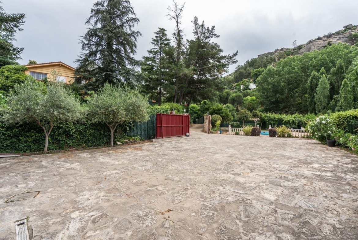 LA CASA DEL LAGO  CHALET EXCLUSIVO CON ACCESO DIRECTO AL PANTANO DEL BURGUILLO Y VISTAS ÚNICAS