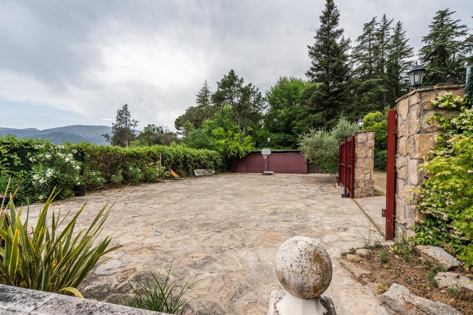 LA CASA DEL LAGO  CHALET EXCLUSIVO CON ACCESO DIRECTO AL PANTANO DEL BURGUILLO Y VISTAS ÚNICAS