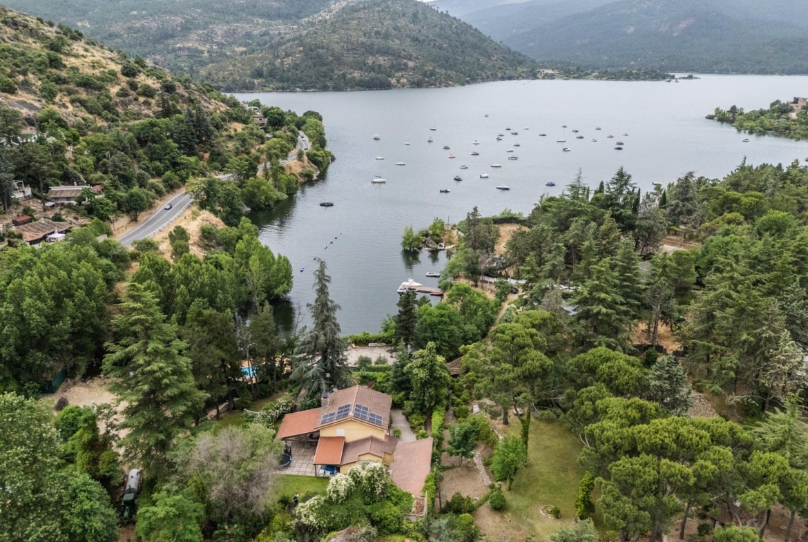 LA CASA DEL LAGO  CHALET EXCLUSIVO CON ACCESO DIRECTO AL PANTANO DEL BURGUILLO Y VISTAS ÚNICAS