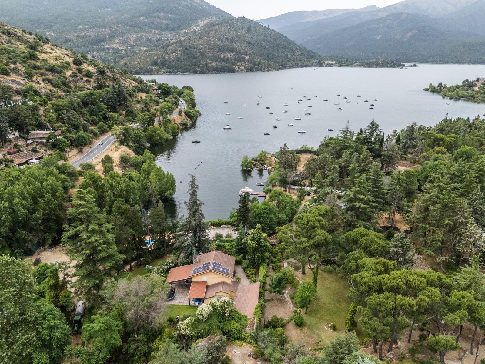 LA CASA DEL LAGO  CHALET EXCLUSIVO CON ACCESO DIRECTO AL PANTANO DEL BURGUILLO Y VISTAS ÚNICAS
