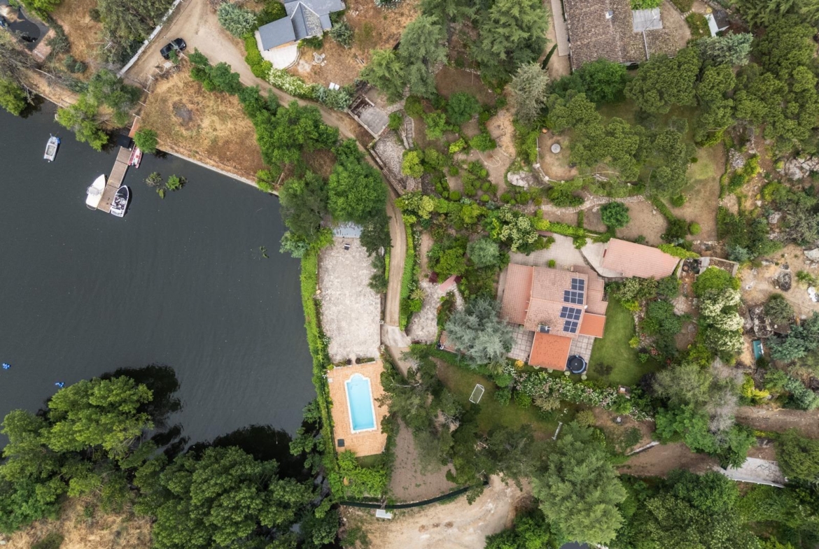 LA CASA DEL LAGO  CHALET EXCLUSIVO CON ACCESO DIRECTO AL PANTANO DEL BURGUILLO Y VISTAS ÚNICAS