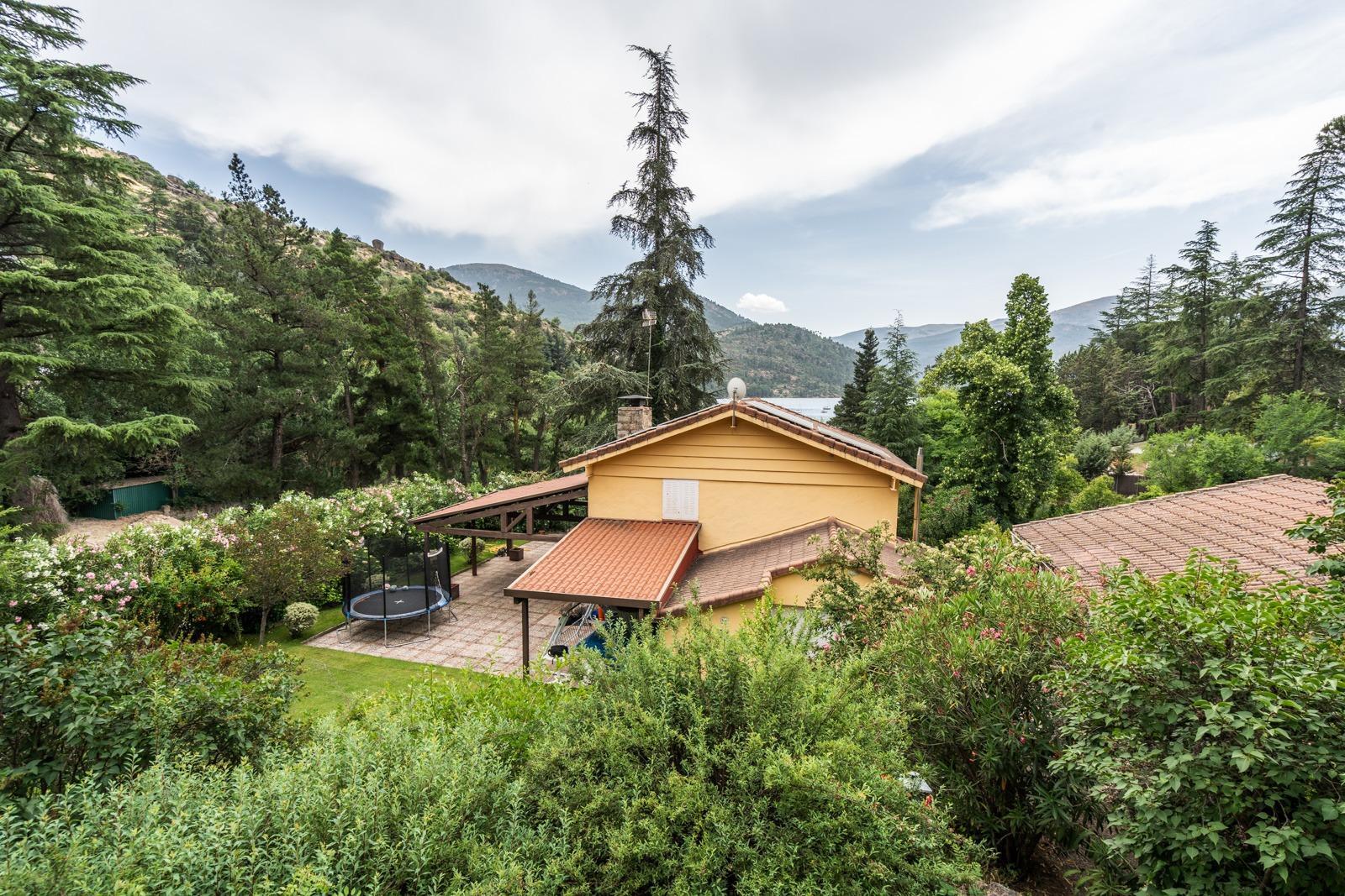 LA CASA DEL LAGO  CHALET EXCLUSIVO CON ACCESO DIRECTO AL PANTANO DEL BURGUILLO Y VISTAS ÚNICAS