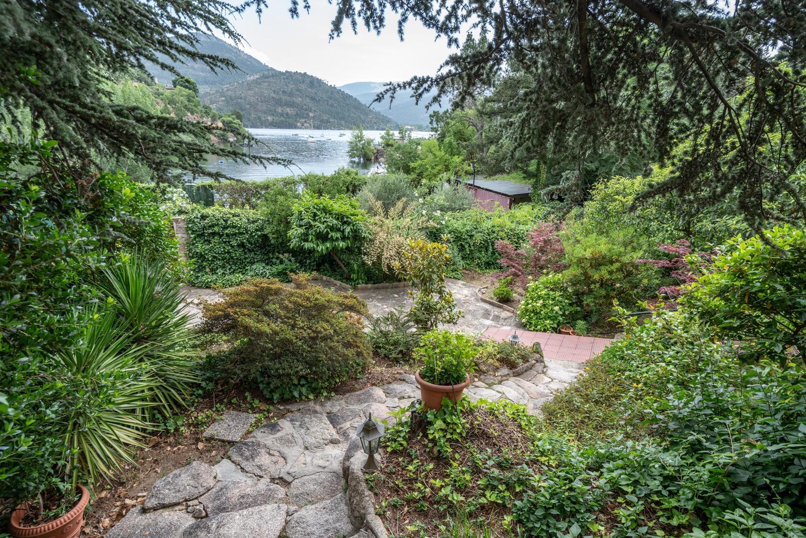 LA CASA DEL LAGO  CHALET EXCLUSIVO CON ACCESO DIRECTO AL PANTANO DEL BURGUILLO Y VISTAS ÚNICAS
