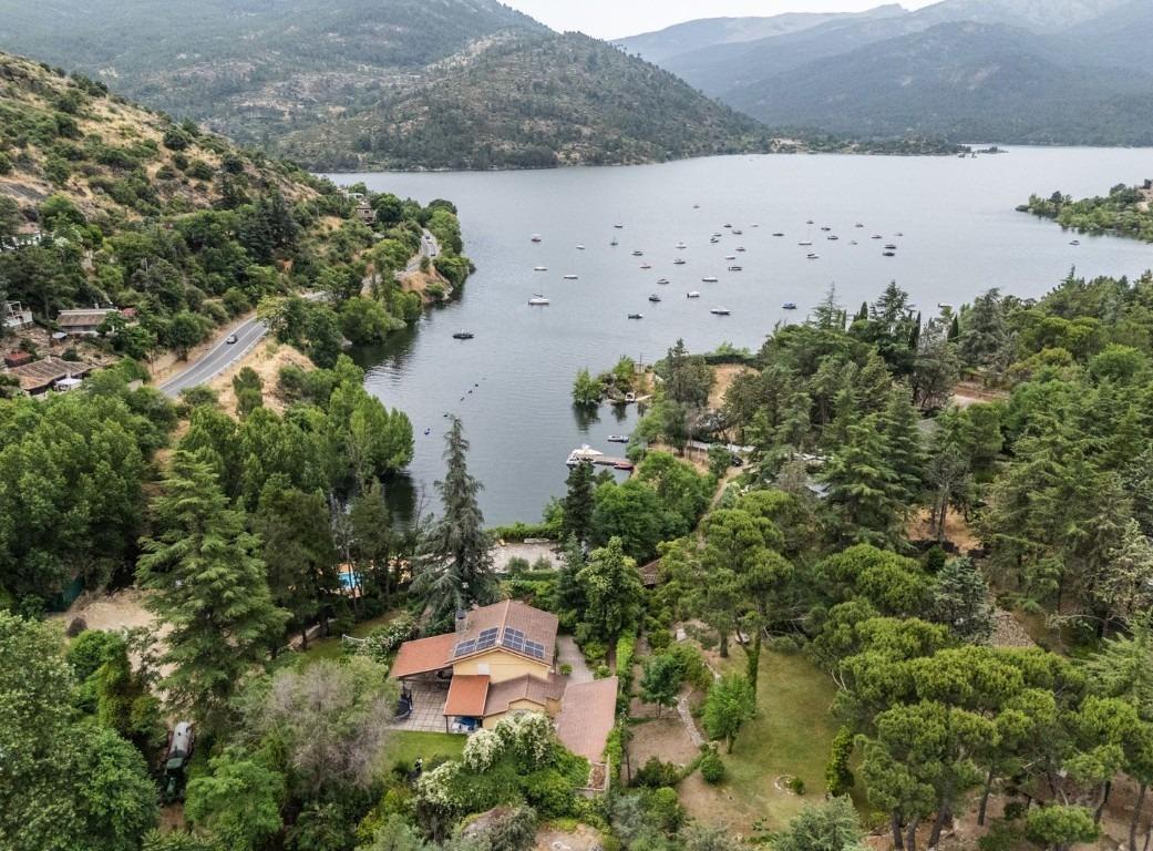 LA CASA DEL LAGO  CHALET EXCLUSIVO CON ACCESO DIRECTO AL PANTANO DEL BURGUILLO Y VISTAS ÚNICAS