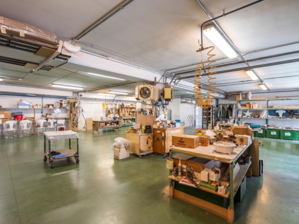 NAVE INDUSTRIAL EN MÓSTOLES – CALLE FRAGUA – 1.720 M² EN 4 PLANTAS Se ofrece en venta una magnífica