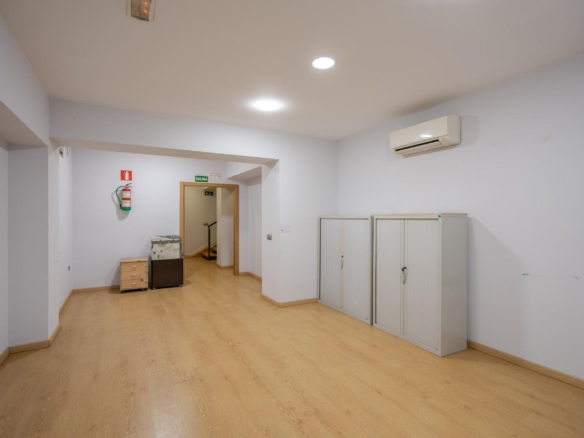 ^**^OFICINA CON POSIBILIDAD DE CAMBIO DE USO EN CALLE CADARSO^**^  Se ofrece magnífica oficina de más de 320 m² distribuidos en dos plantas, planta baja y semisótano, situada en la calle Cadarso,