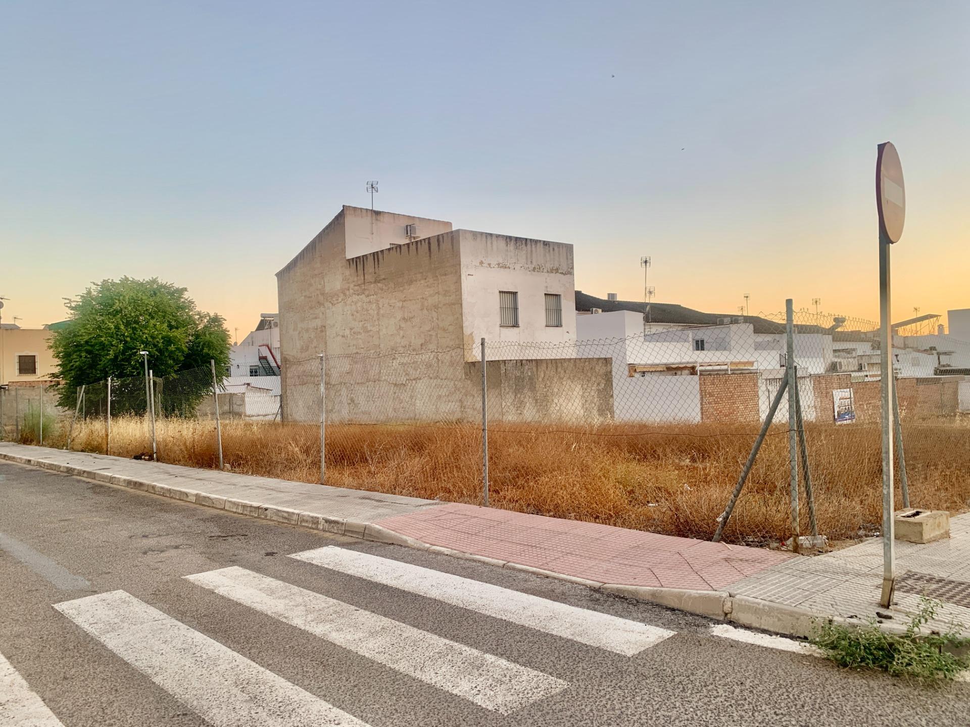 MAGNIFICO SOLAR URBANO CON 224 M2 DE SUPERFICIE EN CANTILLANA (SEVILLA)