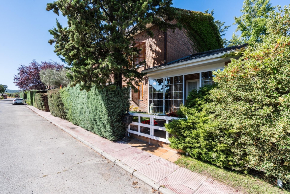 EXCLUSIVO CHALET EN URBANIZACIÓN PREMIUM CON CLUB SOCIAL Y SEGURIDAD 24H EN BECERRIL DE LA SIERRA