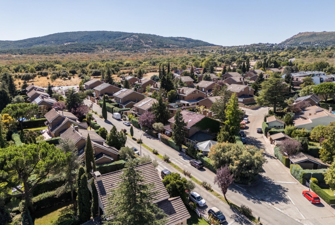 EXCLUSIVO CHALET EN URBANIZACIÓN PREMIUM CON CLUB SOCIAL Y SEGURIDAD 24H EN BECERRIL DE LA SIERRA
