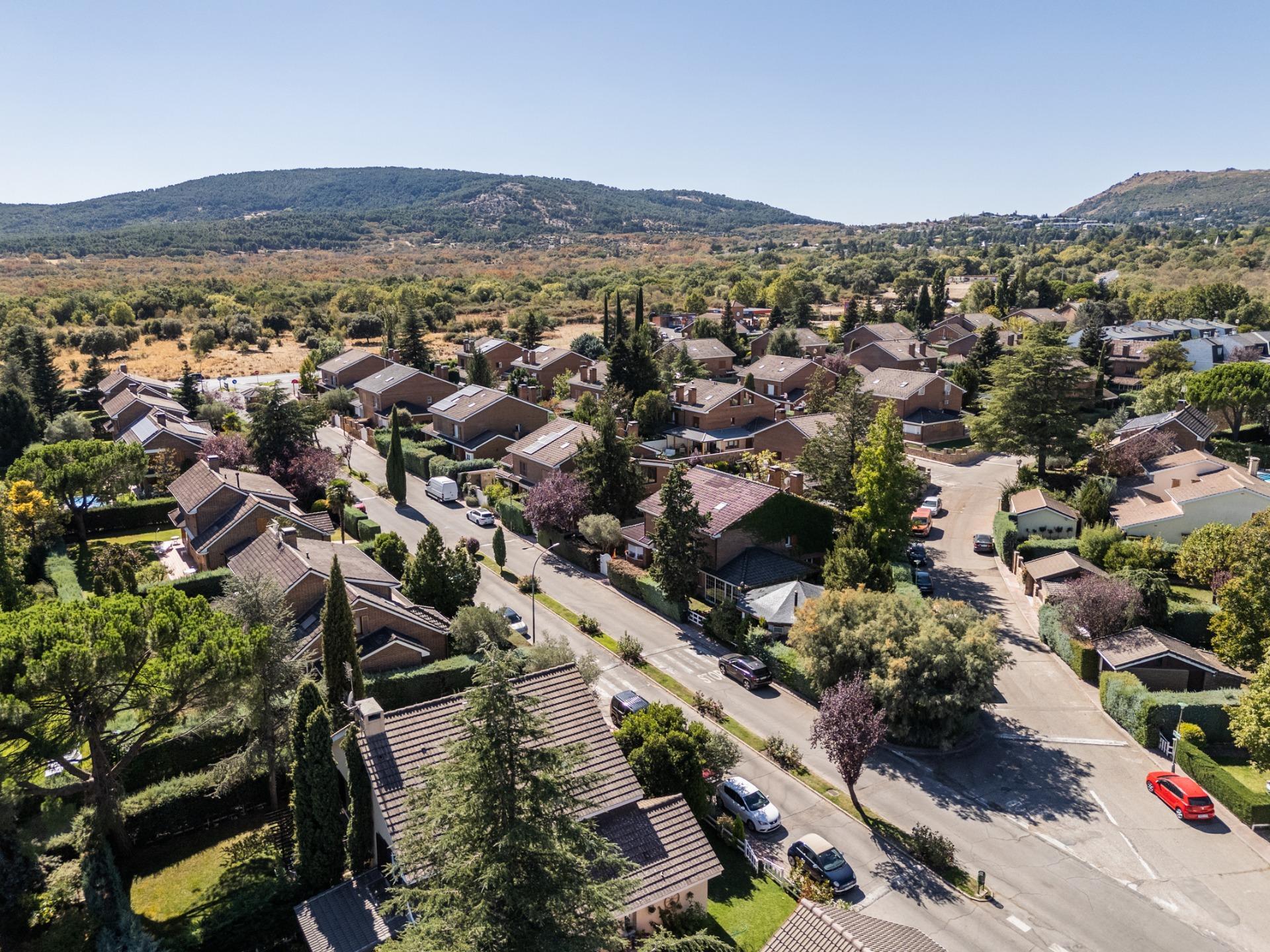 40-53 EXCLUSIVO CHALET EN URBANIZACIÓN PREMIUM CON CLUB SOCIAL Y SEGURIDAD 24H EN BECERRIL DE LA SIERRA