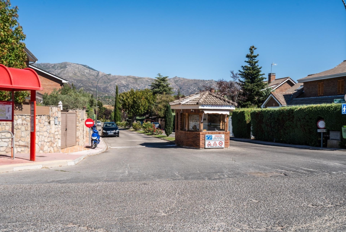EXCLUSIVO CHALET EN URBANIZACIÓN PREMIUM CON CLUB SOCIAL Y SEGURIDAD 24H EN BECERRIL DE LA SIERRA