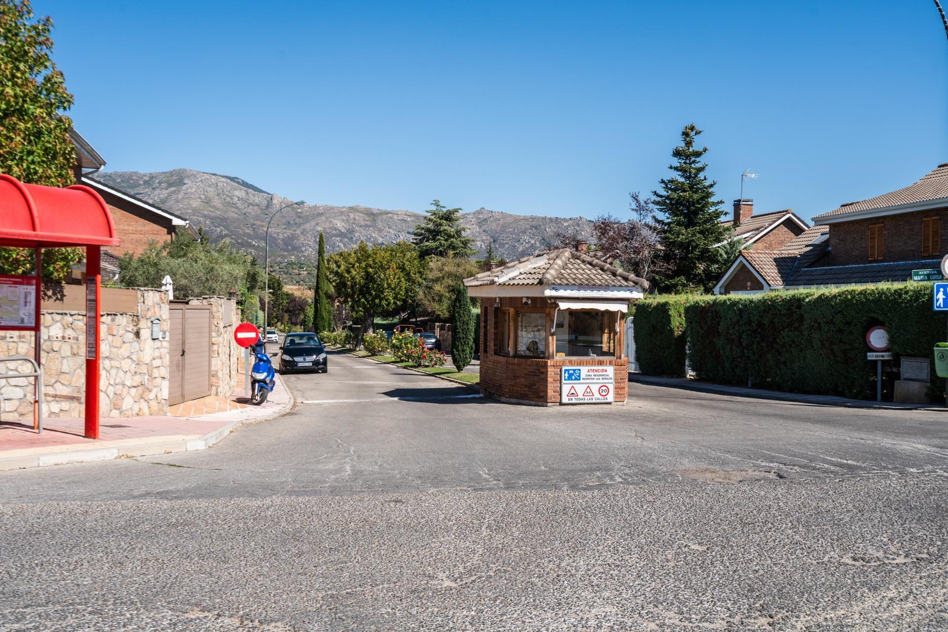 40-55 EXCLUSIVO CHALET EN URBANIZACIÓN PREMIUM CON CLUB SOCIAL Y SEGURIDAD 24H EN BECERRIL DE LA SIERRA