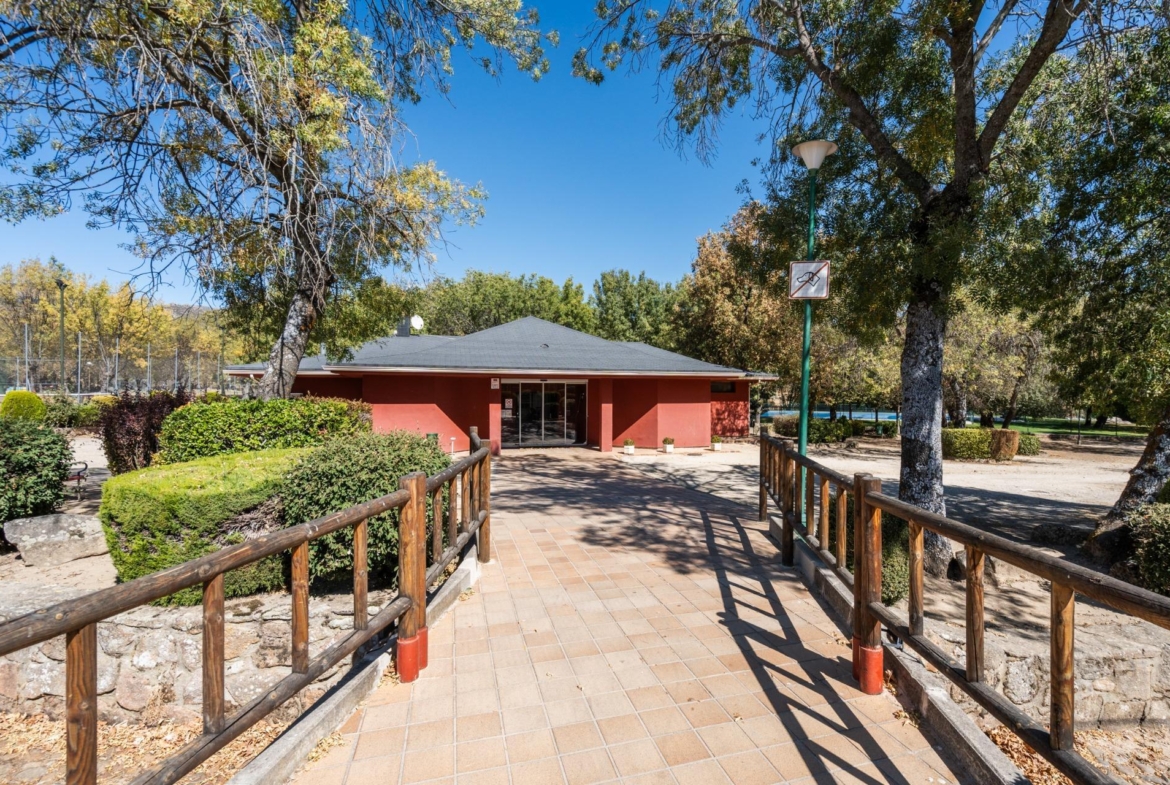EXCLUSIVO CHALET EN URBANIZACIÓN PREMIUM CON CLUB SOCIAL Y SEGURIDAD 24H EN BECERRIL DE LA SIERRA